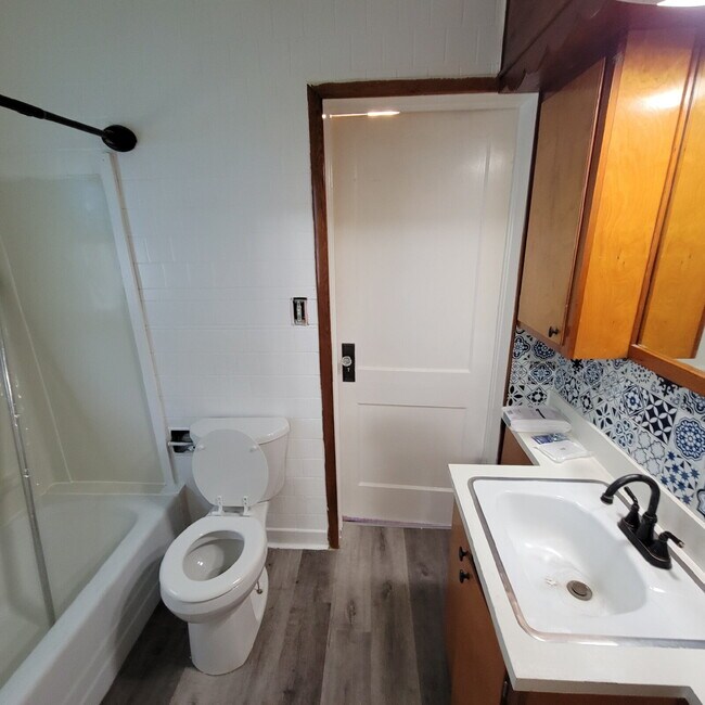 Building Photo - Spacious 2 Bedroom with detached 2 car garage