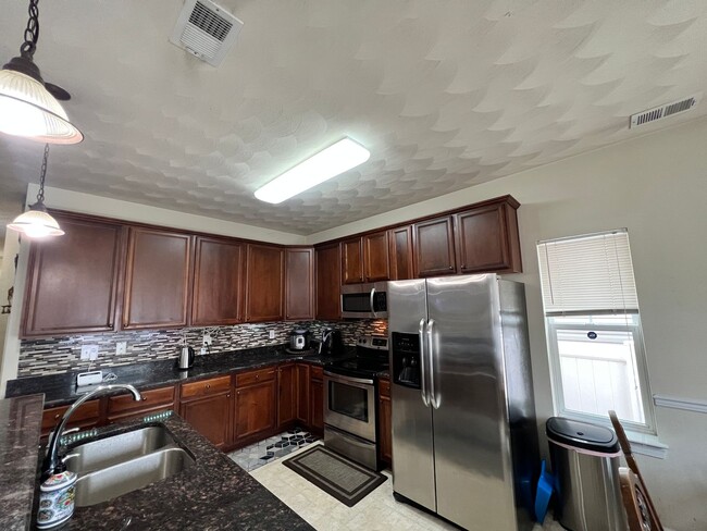 Building Photo - 3 bedroom home in sought after Whitaker Pl...