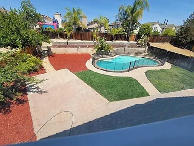 Building Photo - Spacious 4 Bed 3 Bath Home with a Pool!