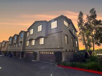 Building Photo - Great 4B/2.5BA Townhome in Santaluz!