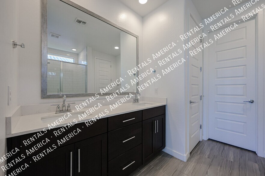 Building Photo - 2256 E Ridgewood Ln