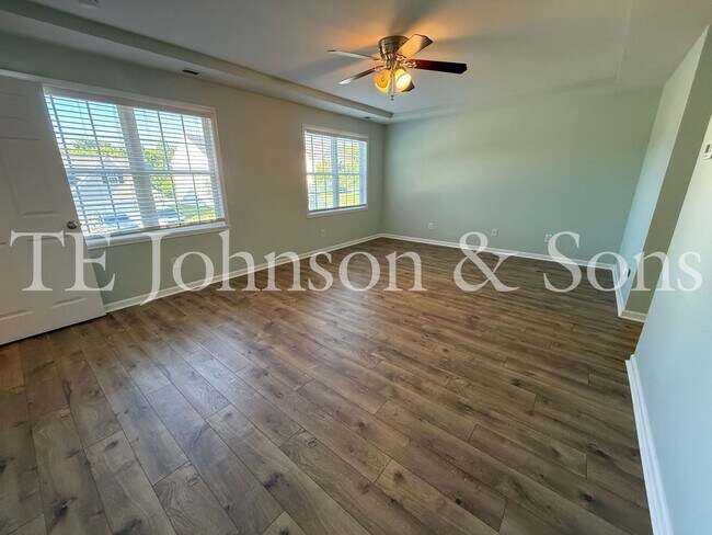 Building Photo - Spacious 4 Bedroom Home with Fenced Yard & Two Car Garage in Clemmons