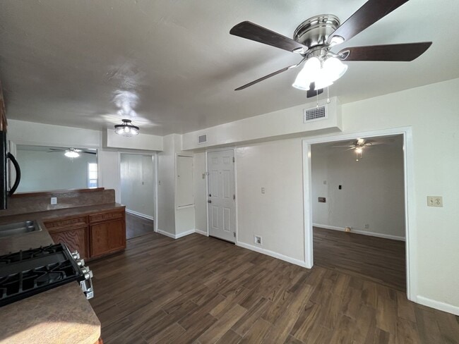 Building Photo - Well Maintained Two Bedroom One Bath!