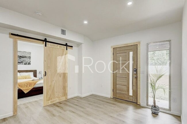 Building Photo - 4 Bedroom Home with 2.5 Bathrooms on a Corner Lot near Plaza District