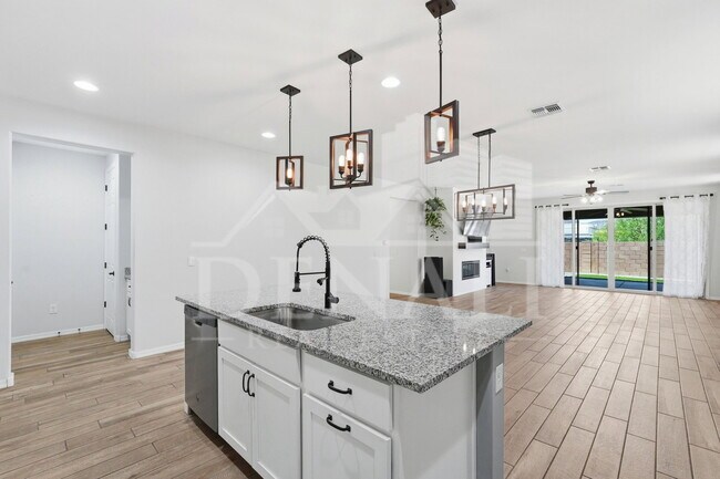 Building Photo - 4220 S Macy Cir