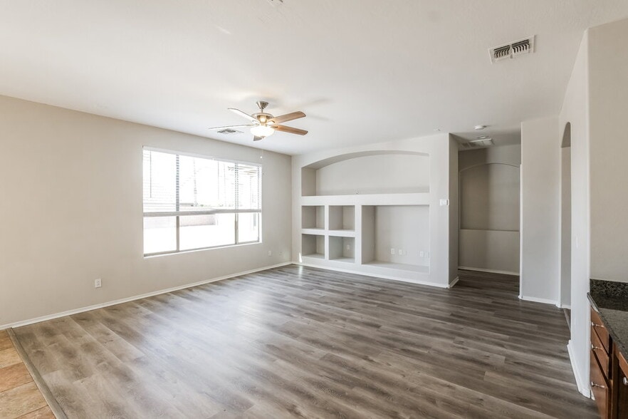 Building Photo - 14079 W Bloomfield Rd
