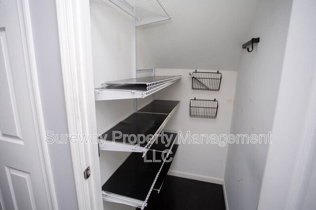 Building Photo - 605 Doral Dr