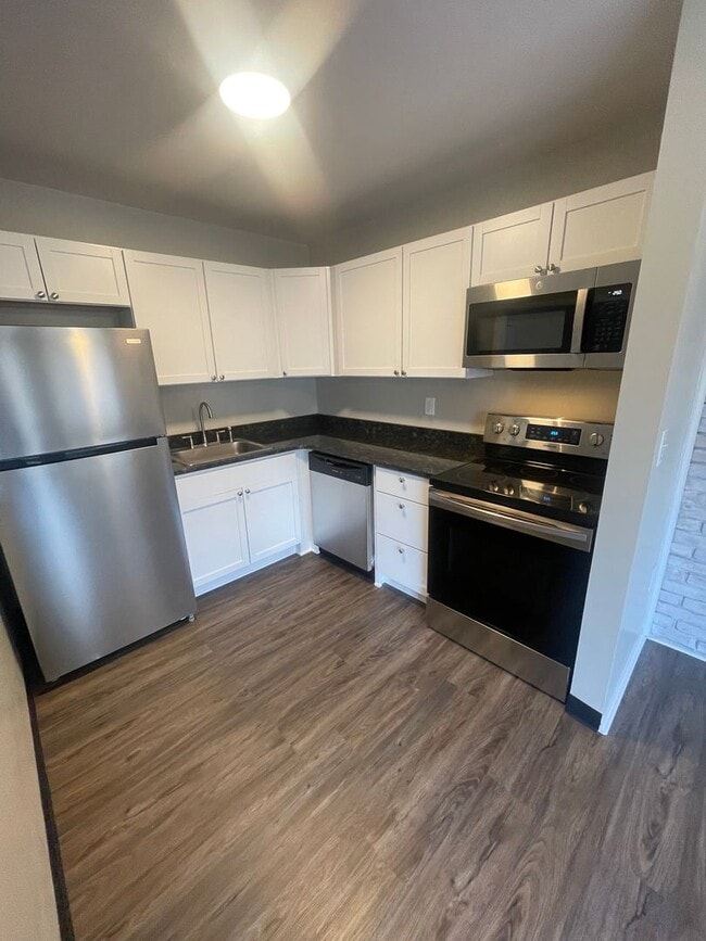 Building Photo - Recently Renovated 2 Bed, 1 Bath Condo for Lease NOW!