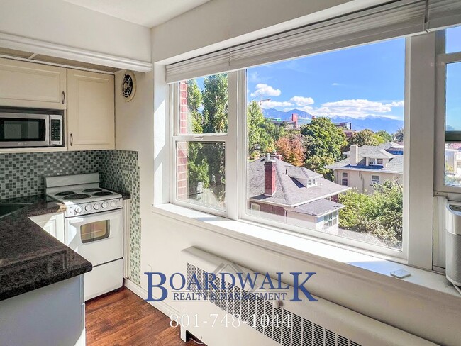 Building Photo - Beautiful Top Floor University Condo with ...