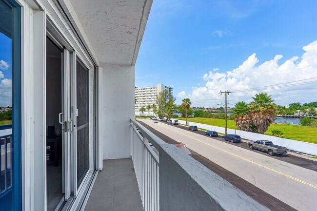 Building Photo - 550 Bayshore Dr
