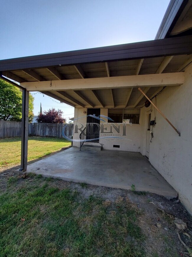 Building Photo - (2526m) 231 E. 18th St/ 1806 Sampson