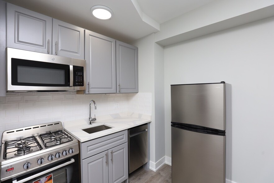 Building Photo - 510 W Belmont Ave