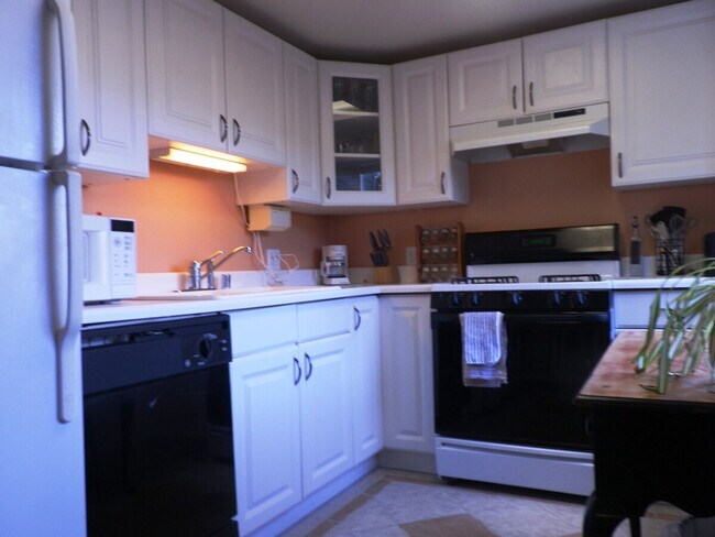 Building Photo - 208 27th Ave E