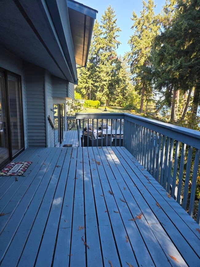 Building Photo - Waterfront Home in Illahee!
