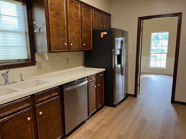 Building Photo - Beautiful Town South 4BR/4BA