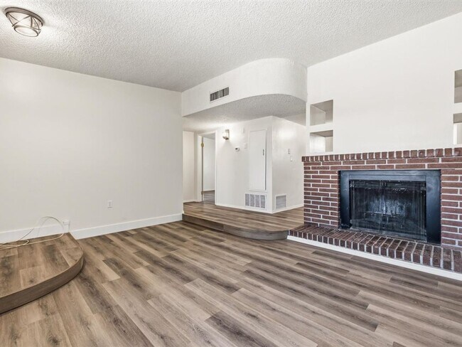 Building Photo - 2 Bedroom 2 Bathroom Home with Flex Space & Spacious Backyard!
