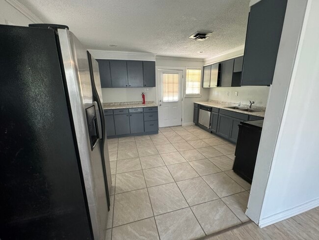 Building Photo - 1210 Live Oak Ave