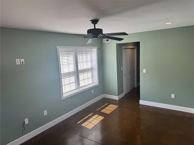 Building Photo - 634 Putnam Pike