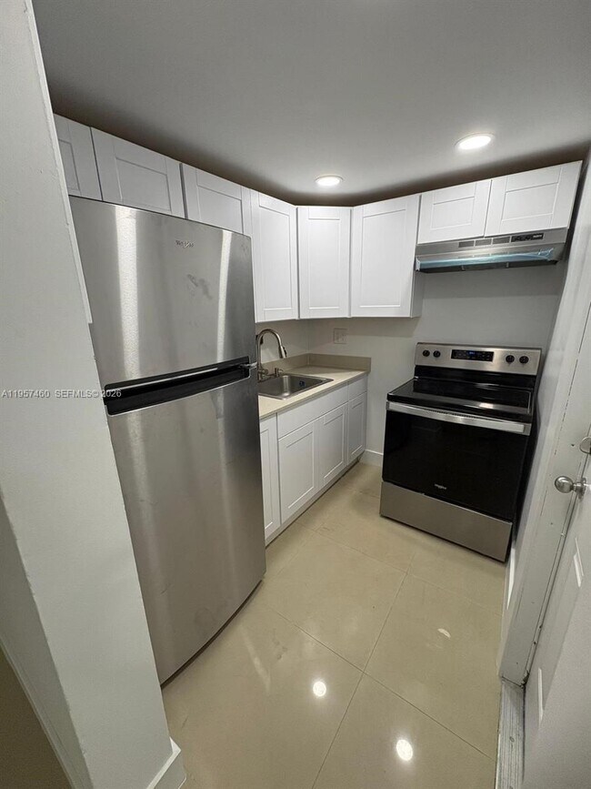 Building Photo - 101 SE 6th Ave