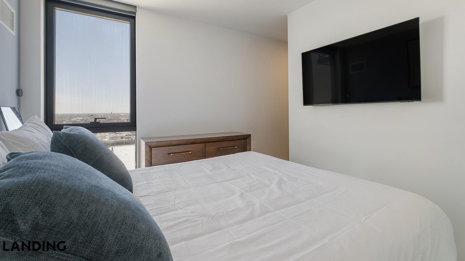 Building Photo - 513 S Damen Ave