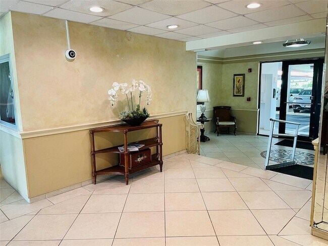 Building Photo - 2500 NE 48th Ln