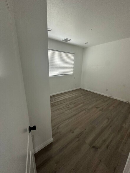 Building Photo - 15122 Burbank Blvd