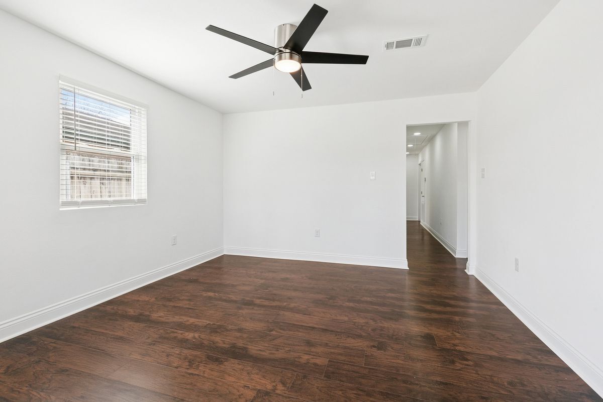 Building Photo - 2420 Dubreuil St