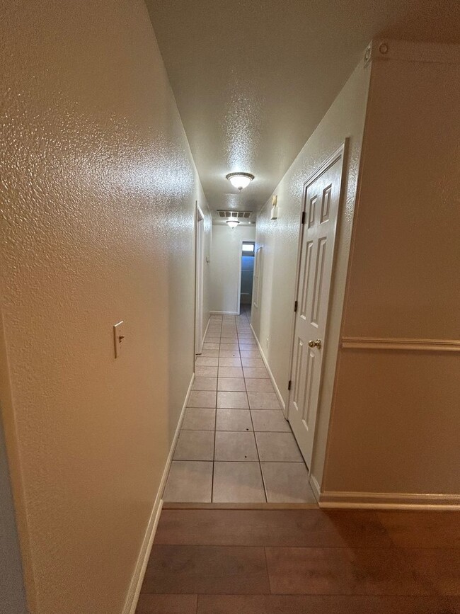 Building Photo - 3 Bedroom Home for Rent in Anderson CA | Large Family Room, 2 Car Garage, Pet Friendly