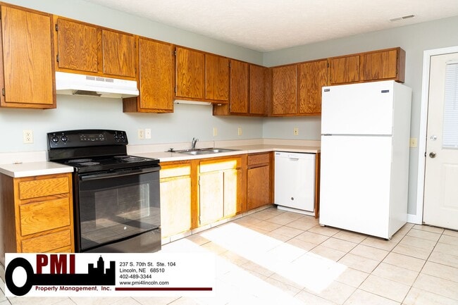 Building Photo - 2 Bedroom and 1 Bathroom Duplex Available ...