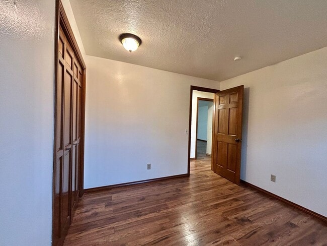 Building Photo - Timeless 5 Bed, 2.5 Bath Home - SW Beaverton