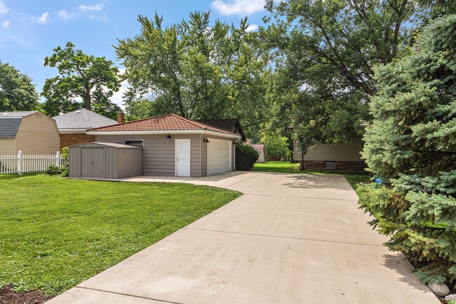 Building Photo - 724 Warner Ave