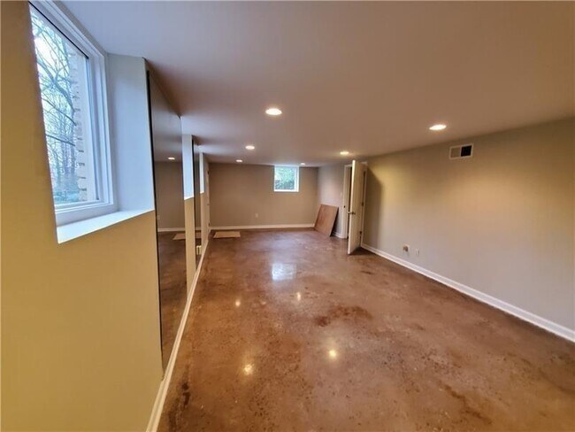 Building Photo - 4615 Mystic Dr NE