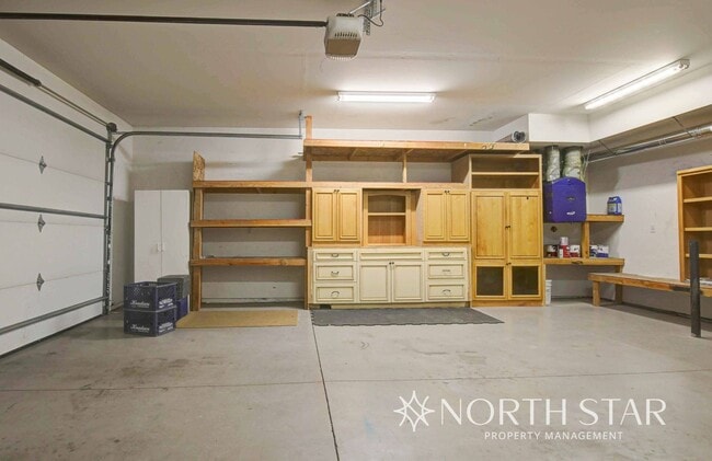 Building Photo - Stunning 3 bed/3 bath in Summit West