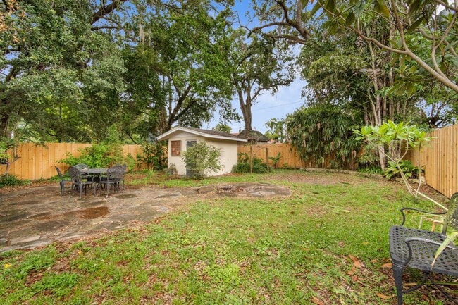 Building Photo - Spacious 2-Bedroom Home with Front Porch, ...