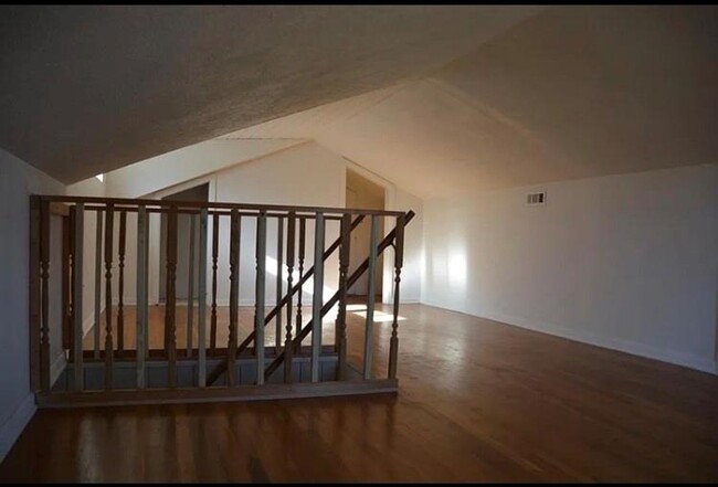 Building Photo - Spacious 3 bed- 2 bath- Located in South H...