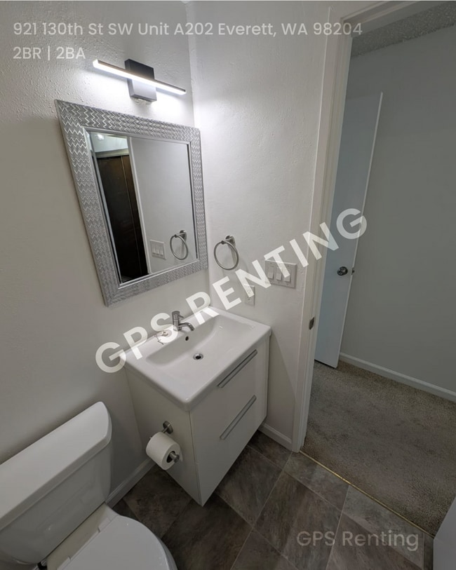 Building Photo - Renovated Bright and Open 2/2 Townhouse!!!