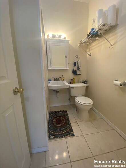 Building Photo - 40 Anderson St