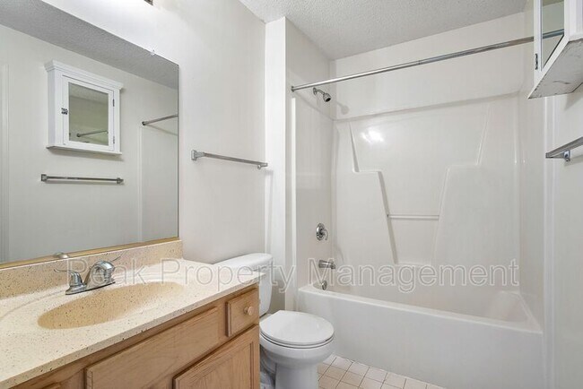 Building Photo - 811 Brassie Ln