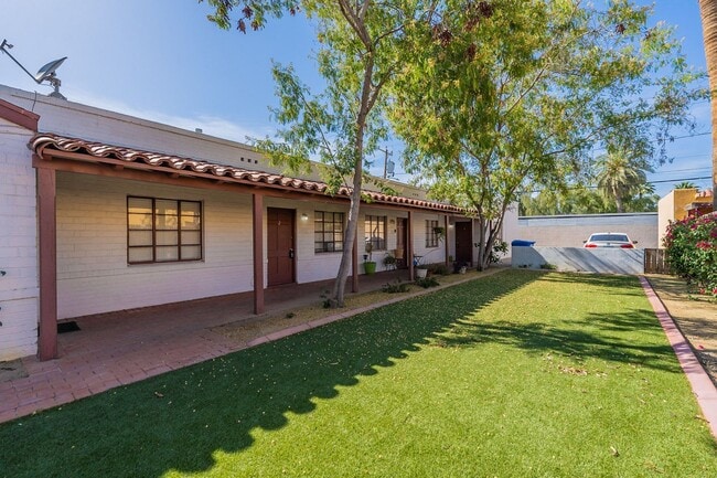 Building Photo - Two Bedrooms - Central Phoenix!