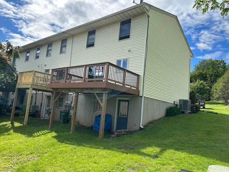 Large Corner Lot - 556 Becker St