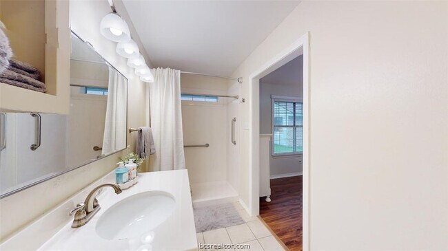 Building Photo - 810 Camellia Ct