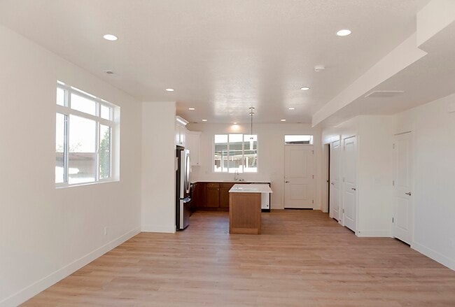 Building Photo - 155 N Main St