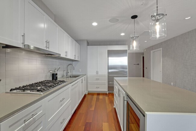 Building Photo - Elegant South Waterfront with 2 Parking Sp...