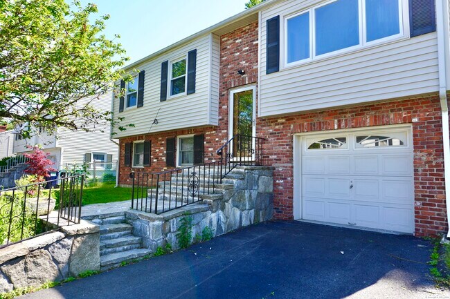 Building Photo - 60 Sleepy Hollow Dr