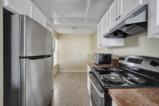 Building Photo - 12 Royal Palm Way