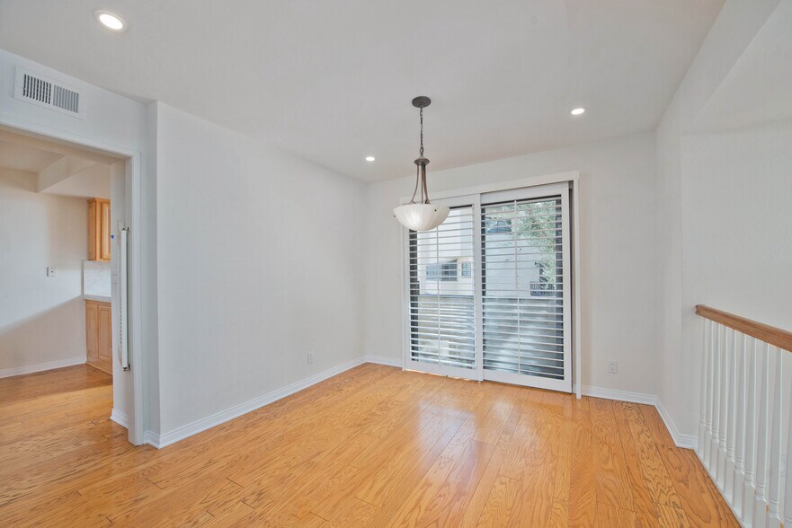 Building Photo - 5757 Owensmouth Ave