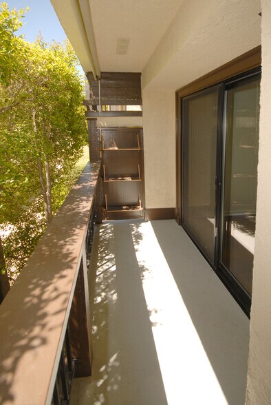 Building Photo - 13025 Moorpark St