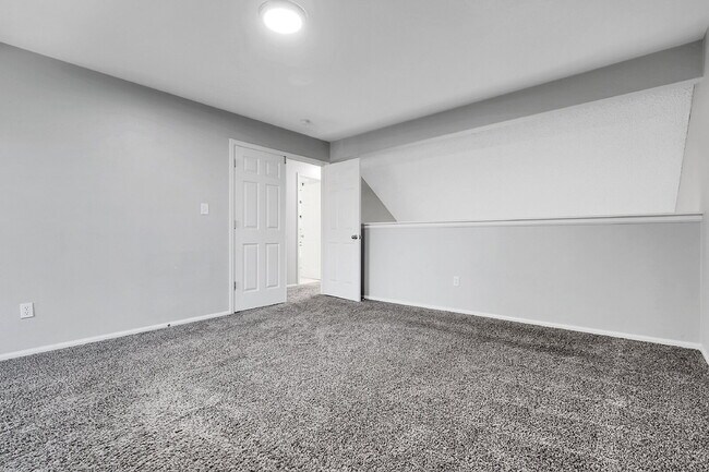 Building Photo - $2,400 - 3 Bed, 2.5 Bath Townhome with Fin...