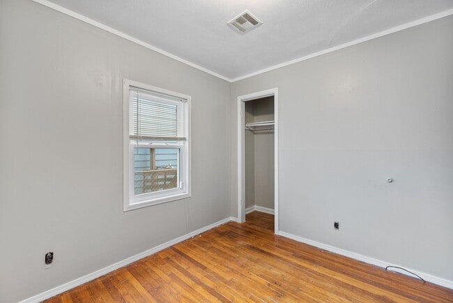 Building Photo - Bed 2 Bath In Quiet Neighborhood!