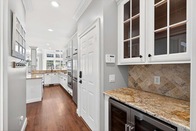 Building Photo - 6 Portrush Ct